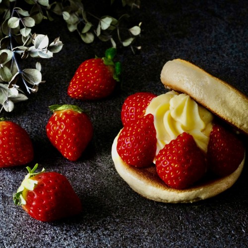 STRAWBERRY CUSTARD CREAM SAND